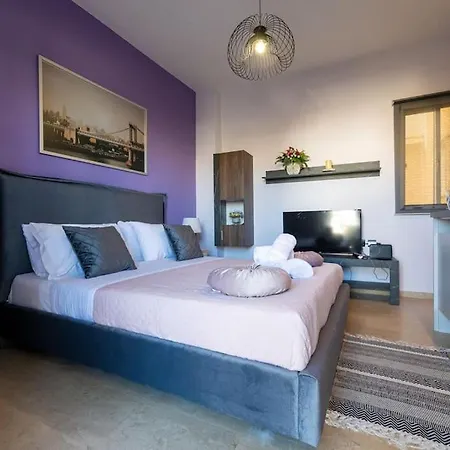 Sunny Escape Beachfront Studio Апартаменты *